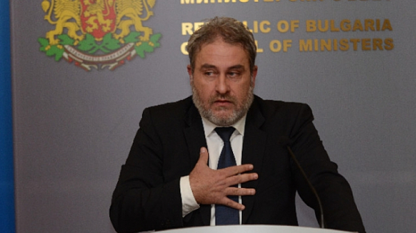 Боил Банов иска оставкaта на училищен директор  заради оперна прима