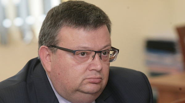 Цацаров иска по-строги наказания за опетняване на държавния герб