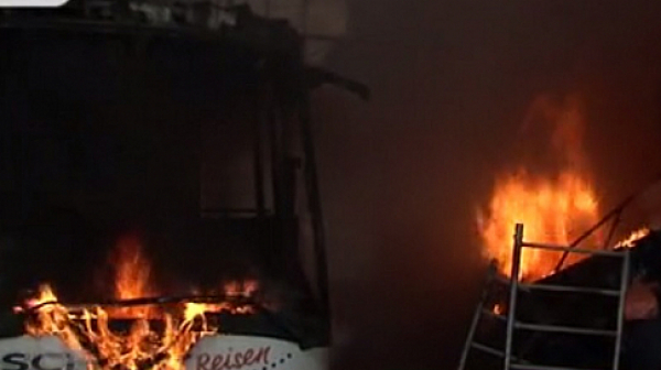 Потушен е пожарът във Варна, унищожени са превозни средства