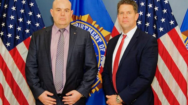Снимка на Гешев с колегата му от ФБР стана повод за подигравки