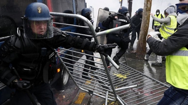 Над 50 ранени и повече от 1700 задържани след сблъсъците в Париж