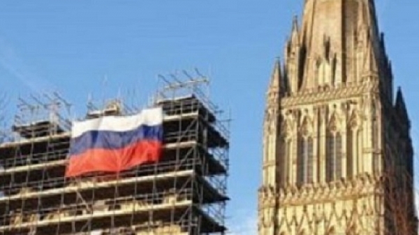 Руски флаг се развя на строеж до катедралата в Солсбъри