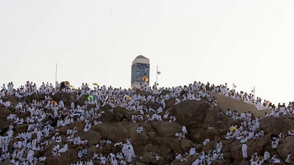 Над 2 милиона мюсюлмани се събраха на поклонение край Mека