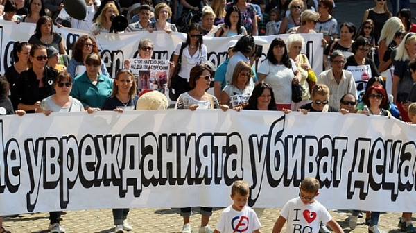 Във Варна и Бургас продължават протестите на майки на деца с увреждания