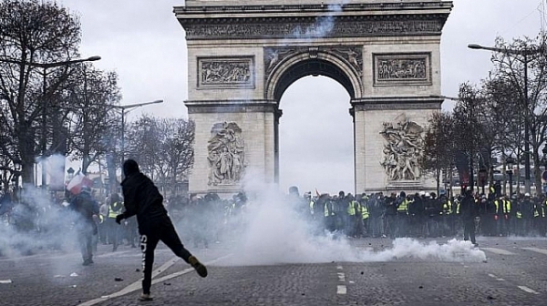 Блокади на пътища, сблъсъци, сълзотворен газ и арести във Франция (видео)