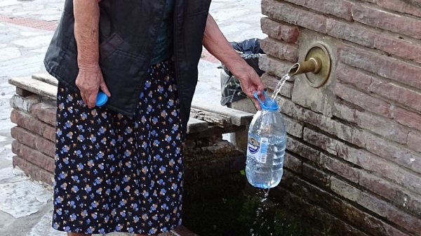 9 от 10 българи се съмняват в чешмяната вода