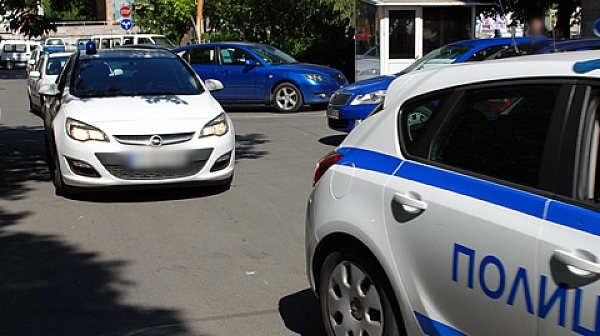 Шофьор помете 7 паркирани коли след гонка с полицаи