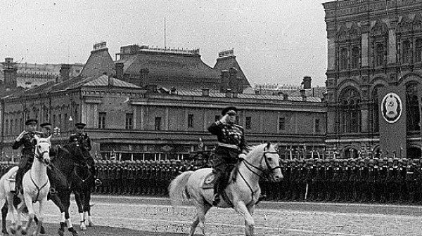 Сталин пада от коня, затова Жуков приема първия Парад на победата