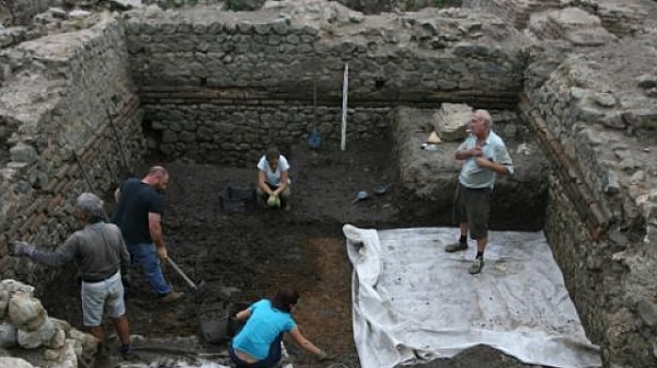 Злато и антична гробница откриха при разкопките на пл. ”Св.Неделя”
