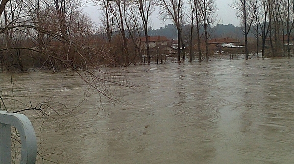 Евакуират част от живеещите в Роман заради наводнение