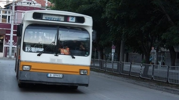 Автобус без шофьор помете четири коли