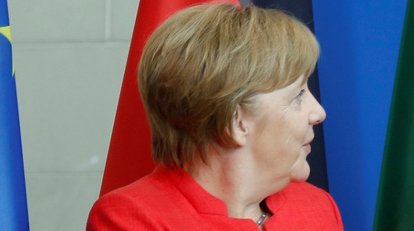 Меркел подкрепи Заев за промяната на името на Македония