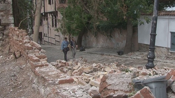 Стена се срути в Стария Пловдив