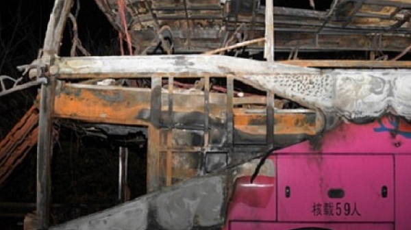 26 загинаха в запален автобус в Китай