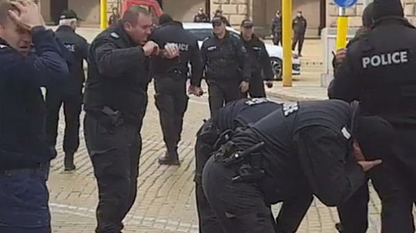 Полицейски шеф пред Фрог: Срам  ме е, спреят е в разрез с всички правила