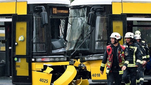 27 ранени при сблъсък на два трамвая в Берлин