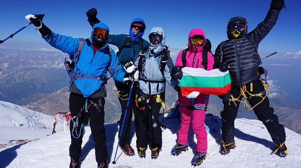 Семейство Овчарови поздрави от връх Елбрус БСП по случай 127-ата годишнина