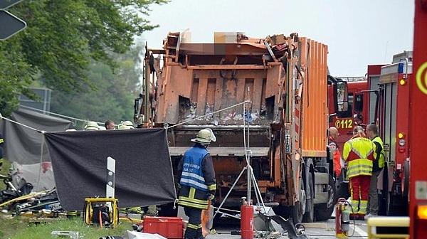 Камион за отпадъци прегази петима души в кола до Щутгарт