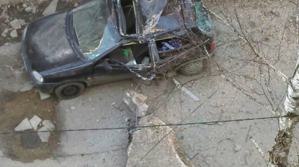 Бетонен къс премаза автомобил в София
