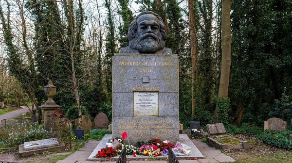 Вандали оскверниха гробницата на Карл Маркс в Лондон