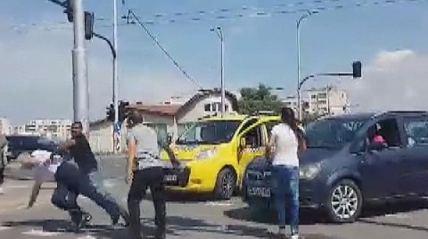 Роми пребиха шофьор на бул. „Владимир Вазов“ в София (видео)
