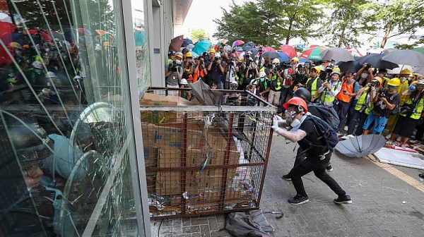 Протестиращи в Хонконг разбиха сградата на Законодателния съвет