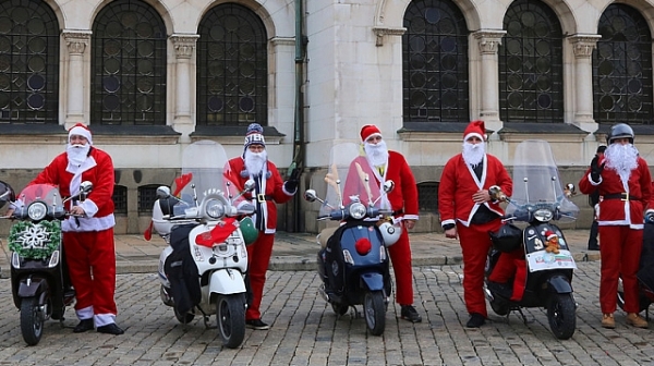 Мотористи раздават подаръци като Дядо Коледа