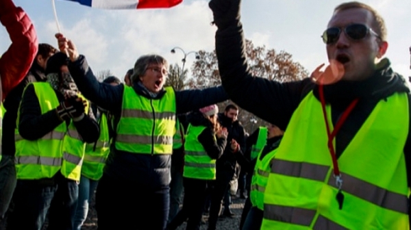 ”Жълтите жилетки” на бунт в Париж, стигна се до сблъсъци