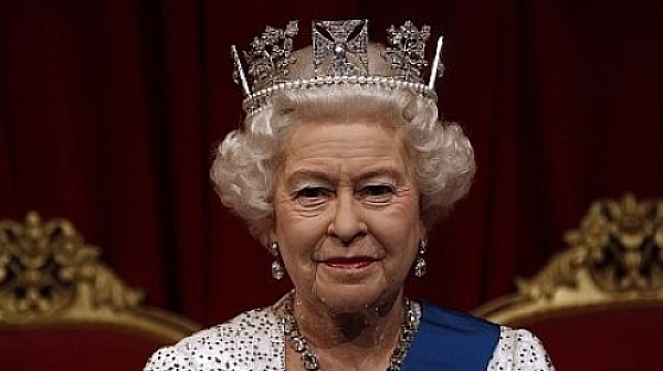 Елизабет Втора се оплака, че короната ѝ тежи