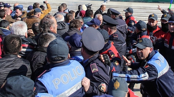 Сблъсъци на антиправителствен протест в Албания