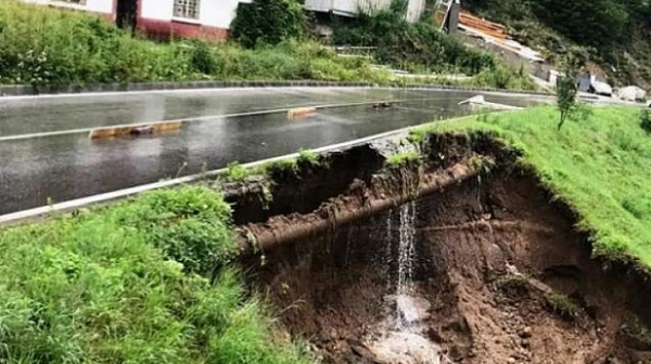 Пътят за село Боголин се разцепи след пороите