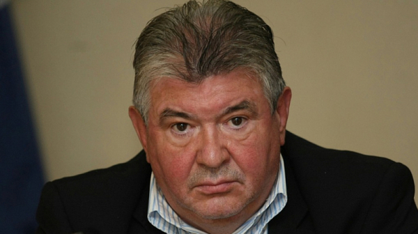 Шефът на НЕК Петър Илиев  остава на поста си