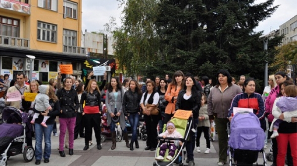 Майки протестираха и във Варна и Пловдив