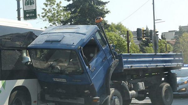 Камион и автобус се удариха в София