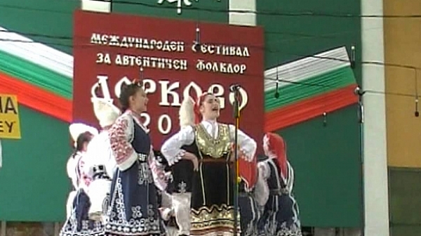 Групи от четири континента представят автентичен фолклор в село Дорково