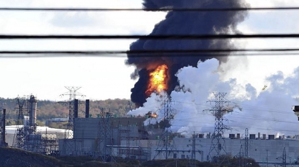 Експлозия и пожар в канадска рафинерия