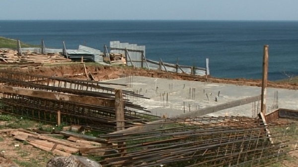 Разрешиха на „социално слаб” да строи край плажа на Синеморец