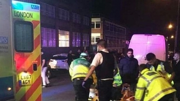 Кола блъсна трима пред ислямски център в Лондон
