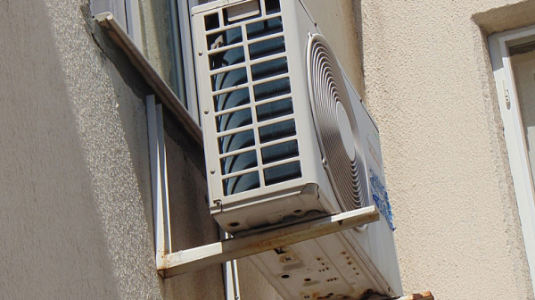 Задължават софиянци да махат климатиците от сградите