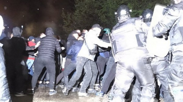 Сблъсъци между жандармерия и протестиращи в Габрово, стотици викат ”Мафия”