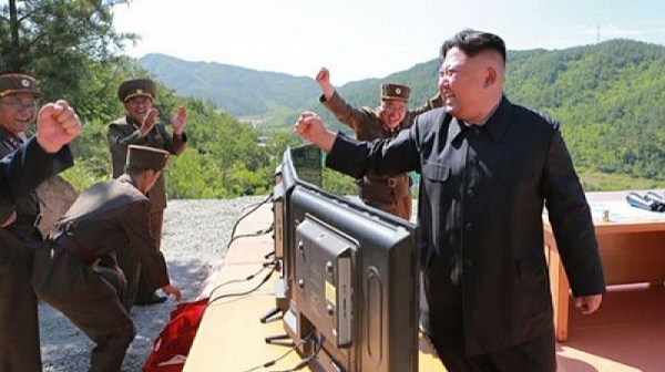 Ким Чен Ун срещу Тръмп – рибарски гемии срещу атомни подводници