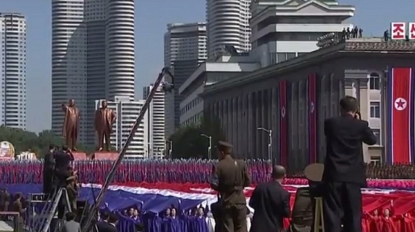 В Северна Корея не си дояждат, но организират невиждани тържества (видео)