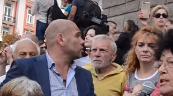 Лицето Караколев, назначен за „клапан за изпускане на високото налягане“, предаде протеста