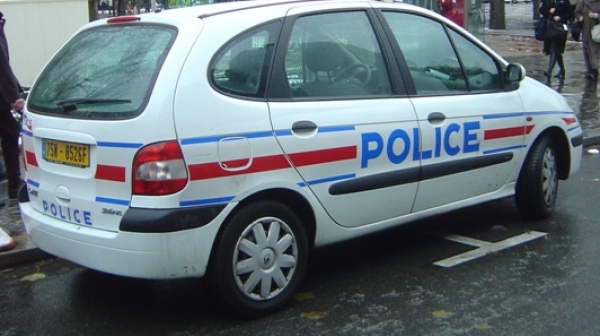 Мъж държи в плен двама души в парижки мол