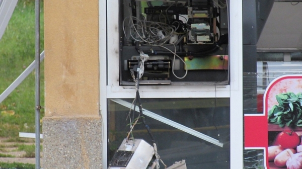 Задържаните за взривения банкомат остават в ареста