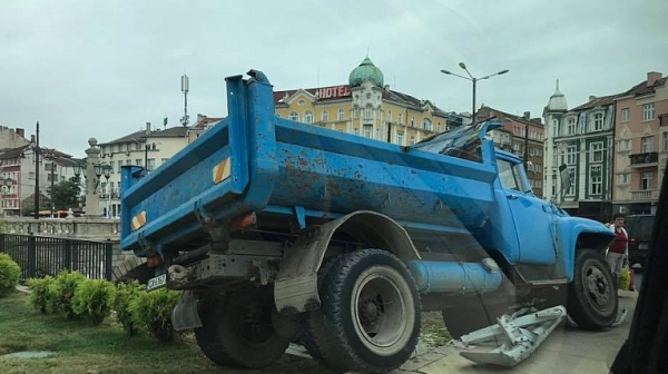Камион надвисна над реката на Лъвов мост в София