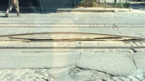 Трамваи № 4 и № 5 спряха да се движат заради изкривени релси в София