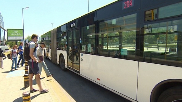 Адска жега в София, температурите в автобусите прехвърлиха 37 градуса