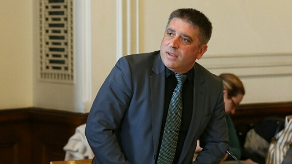 Адвокати искат с подписка оставката на Данаил Кирилов
