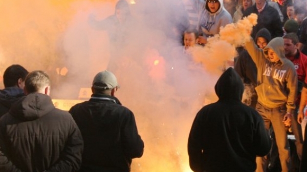 Мъже с качулки счупиха автобус на фенове на ”Левски”, има и друго нападение до Ябланица